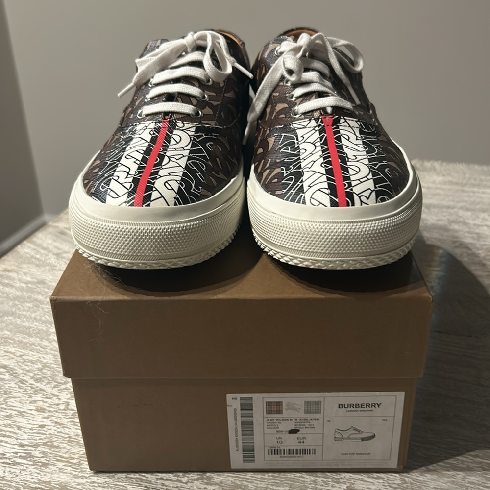Burberry low top Size 44 Great condition only worn once - Picture 2 of 7